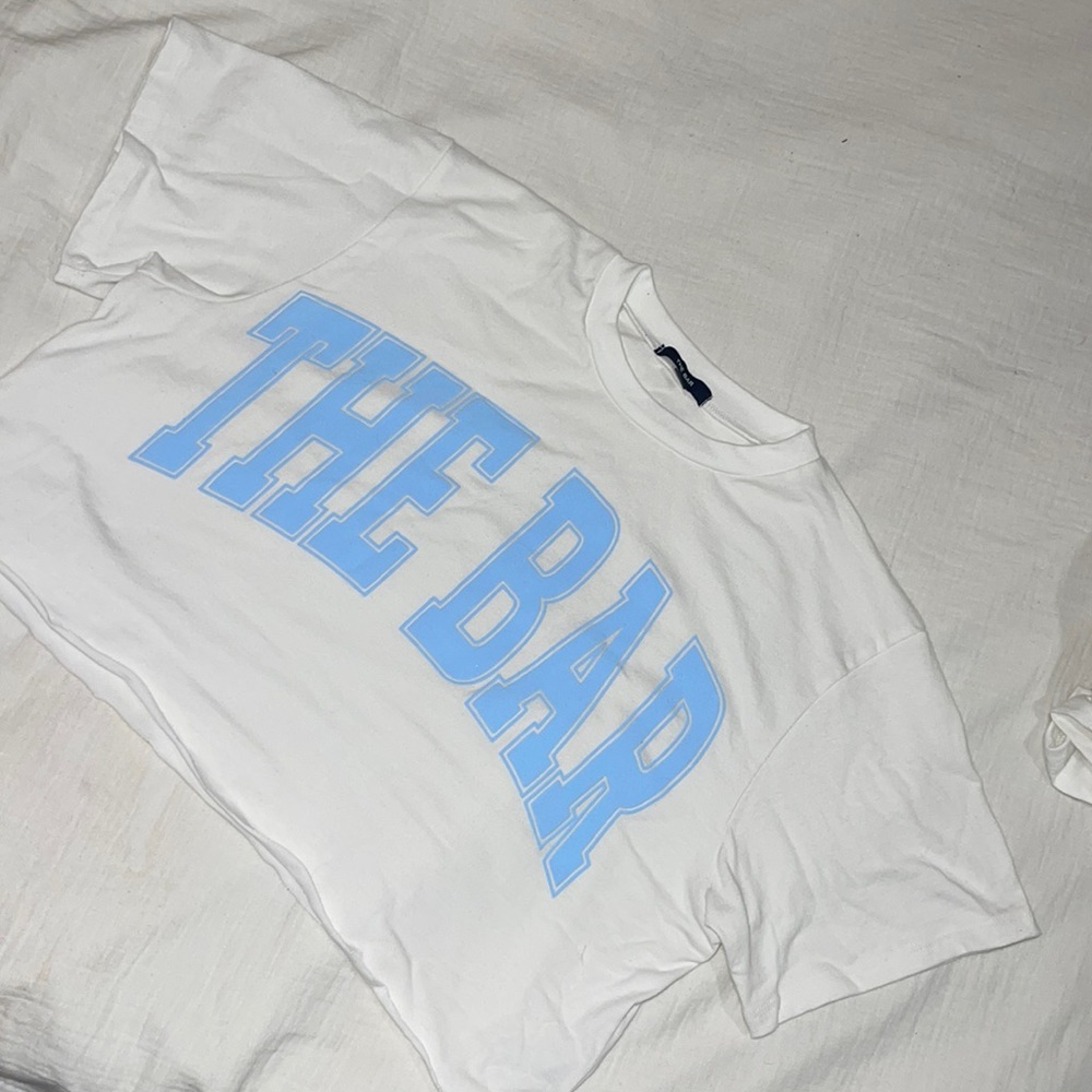 The bar cropped varsity tee white/baby blue